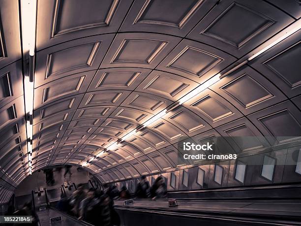 Foto de Pessoas Andando Em Um Túnel De Metrô Londres e mais fotos de stock de Andar - Andar, Capitais internacionais, Cidade