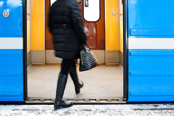 eingabe u-bahnzug - trail subway platform speed people stock-fotos und bilder