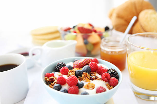 mesa de desayuno con yogur - coffee muffin pastry blueberry muffin fotografías e imágenes de stock