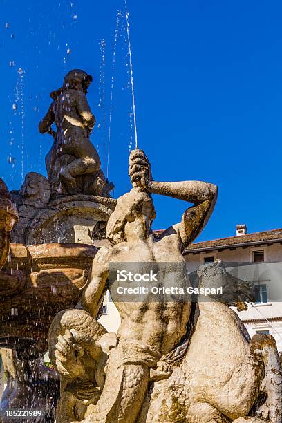 Fuente De Neptuno Trento Foto de stock y más banco de imágenes de Agua - Agua, Aire libre, Arte