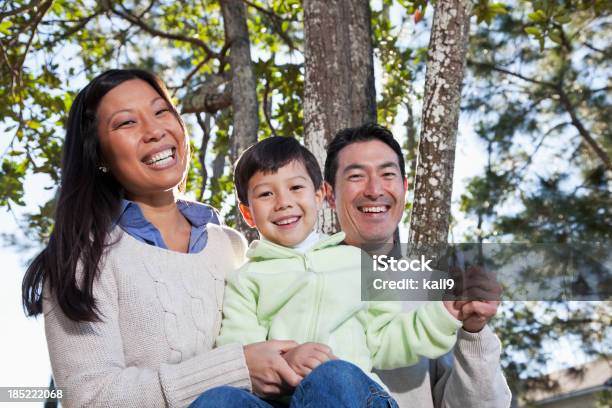 Rodzina Siedzi W Drzewach - zdjęcia stockowe i więcej obrazów Drzewo - Drzewo, Poniżej, Trzy osoby