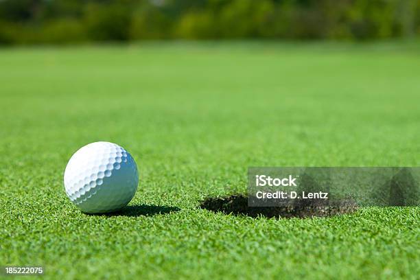 Bola De Golfe Com Buraco - Fotografias de stock e mais imagens de Buraco - Buraco, Bola de Golfe, Golfe