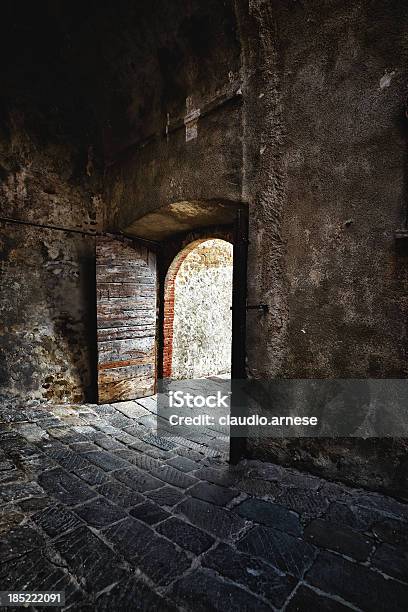 Aprire Vecchi Porta Immagine A Colori - Fotografie stock e altre immagini di Antico - Vecchio stile - Antico - Vecchio stile, Aperto, Castiglione della Pescaia