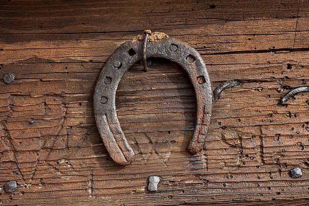 horseshoe - horseshoe rusty nail old - fotografias e filmes do acervo