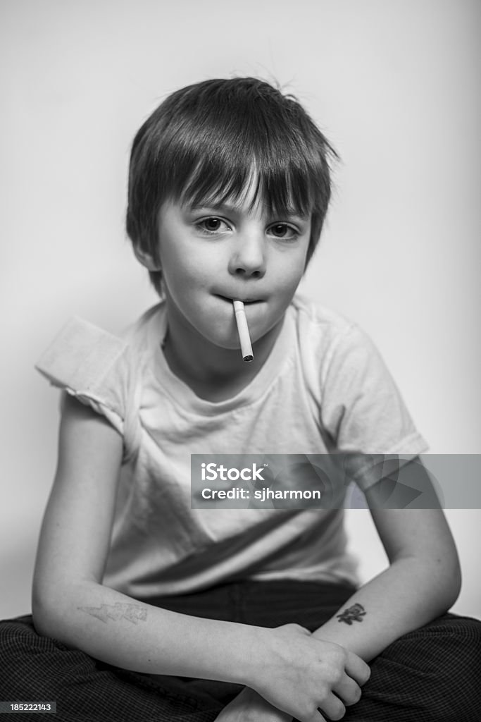 Jeune garçon avec une Cigarette à la main de tatouage sur le bras - Photo de James Dean - Acteur - Né en 1931 libre de droits