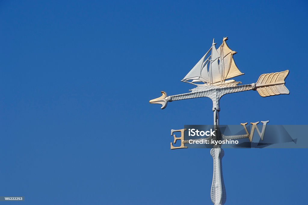 Segelschiff wind vane gegen klaren Himmel mit Textfreiraum - Lizenzfrei Wetterfahne Stock-Foto