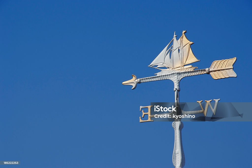ヨット風の羽根アゲインストクリアスカイ、コピースペース付き - 風見鶏のロイヤリティフリーストックフォト