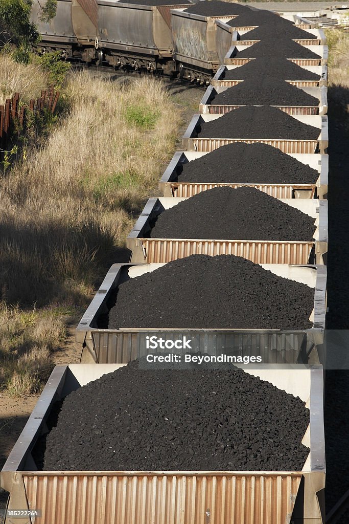 Trainload z czarny węgiel wychodzi na port - Zbiór zdjęć royalty-free (Kopalnia węgla)