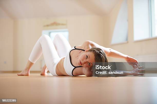 Jovem Mulher Fazendo Yoga - Fotografias de stock e mais imagens de 20-29 Anos - 20-29 Anos, 30-39 Anos, Adolescente