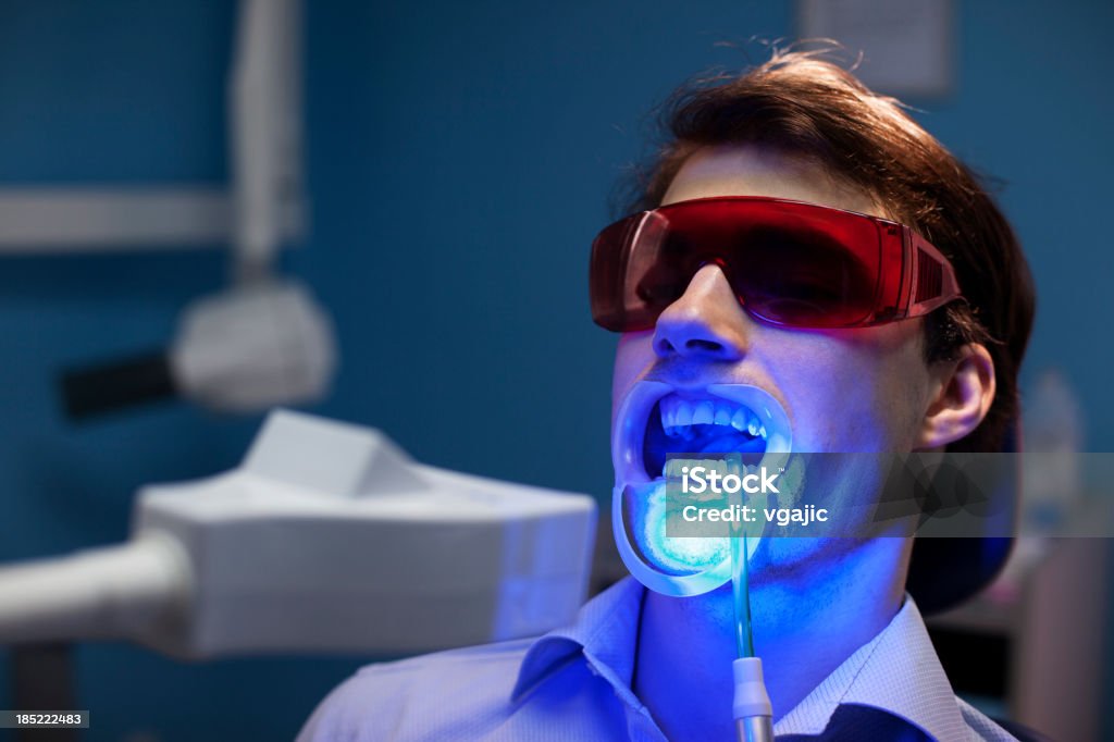 Wybielanie zębów dentystycznych Procesy zdrowotne - Zbiór zdjęć royalty-free (30-39 lat)