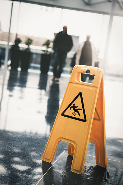노란색 미끄럽습니다 팻말 바닥 office building - floor wet slippery danger 뉴스 사진 이미지