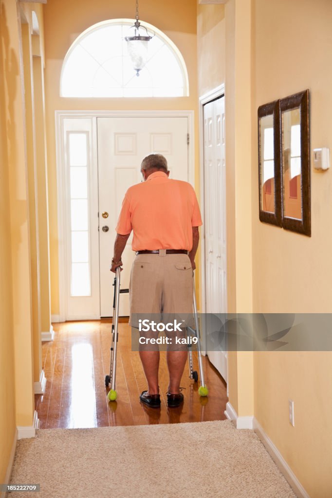 Homem sênior com walker em casa - Foto de stock de 60 Anos royalty-free