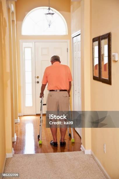 Foto de Homem Sênior Com Walker Em Casa e mais fotos de stock de 60 Anos - 60 Anos, 65-69 anos, Adulto