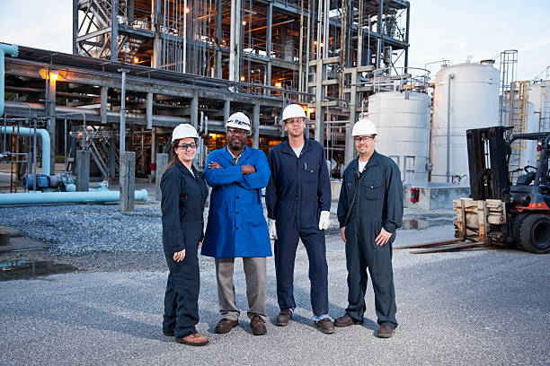 lavoratori nello stabilimento di produzione - manufacturing occupation african descent refinery manual worker foto e immagini stock