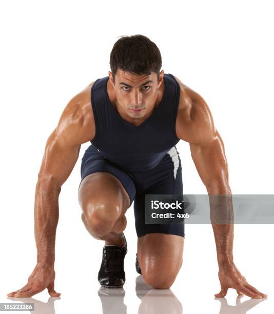 Männliche Läufer Auf Der Startlinie Vor Dem Rennen Stockfoto und mehr Bilder von Leichtathletik-Startblock - Leichtathletik-Startblock, Vorderansicht, Anfang