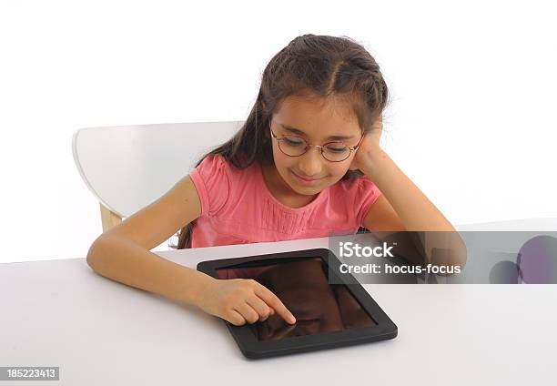 Bambina Utilizzando Tablet Pc - Fotografie stock e altre immagini di Bambine femmine - Bambine femmine, PC Ultramobile, Bambino