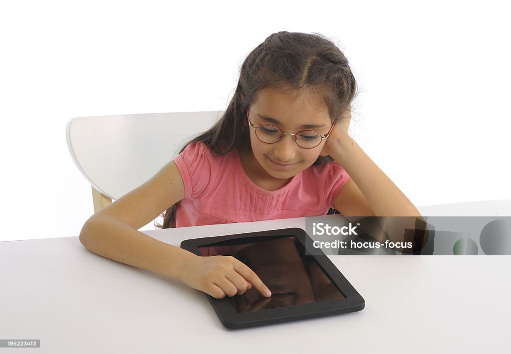 소녀만 사용하여 태블릿 pc - 로열티 프리 소녀 스톡 사진