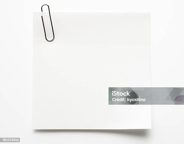 Photo libre de droit de Vide Blanc Isolé Sur Un Feuillet Autoadhésif Sur Fond Blanc banque d'images et plus d'images libres de droit de Trombone - Fourniture de bureau