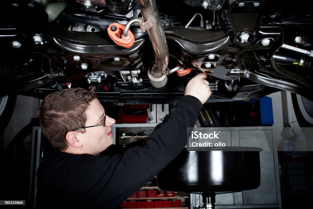 Mechaniker wird das Öl Abfluss plug eines modernen Auto - Lizenzfrei Abfluss Stock-Foto