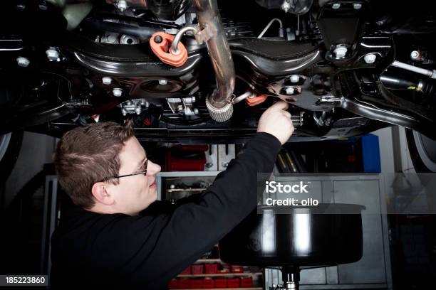 Mechaniker Wird Das Öl Abfluss Plug Eines Modernen Auto Stockfoto und mehr Bilder von Abfluss