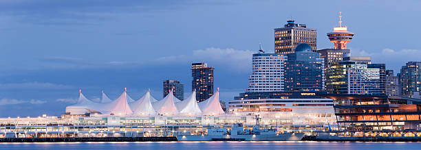 cidade skyline de vancouver no canadá - vancouver harbor imagens e fotografias de stock