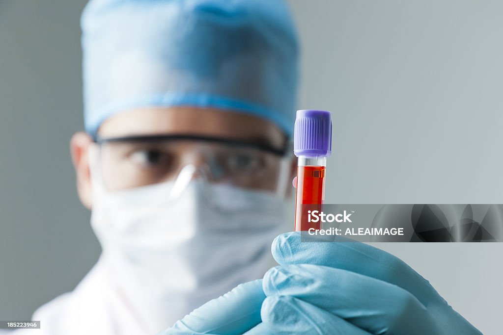 Bioanalyst médecin ou scientifique à la recherche dans un tube à essai - Photo de Recherche scientifique libre de droits