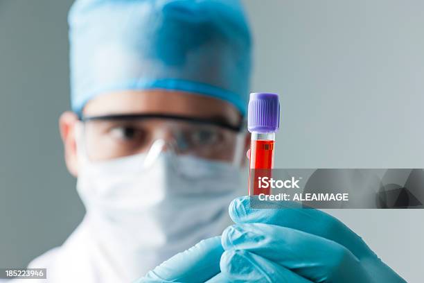 Bioanalyst 의사 또는 과학자 루킹 있는 테스트 튜브 과학 연구에 대한 스톡 사진 및 기타 이미지 - 과학 연구, 건강 검진, 건강 진단
