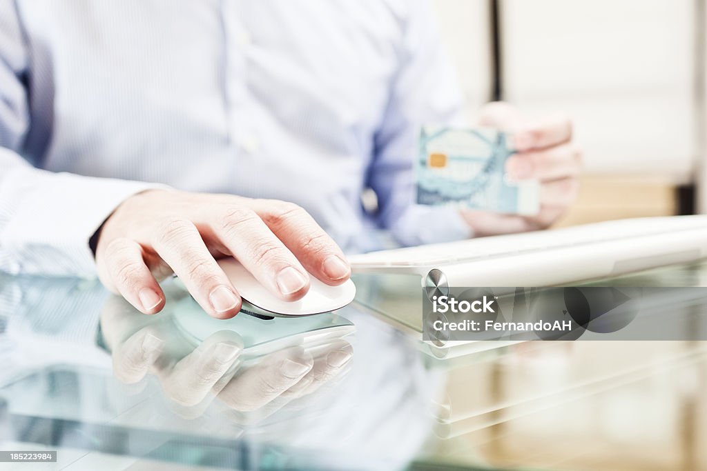 Uomo di acquisto online con carta di credito - Foto stock royalty-free di Abbigliamento casual