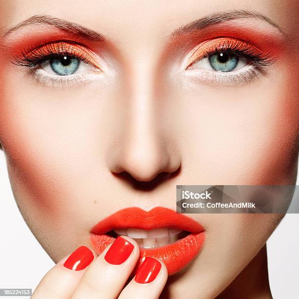 Piękna Kobieta Z Makijażu - zdjęcia stockowe i więcej obrazów 20-24 lata - 20-24 lata, Błękitne oczy, Czerwony