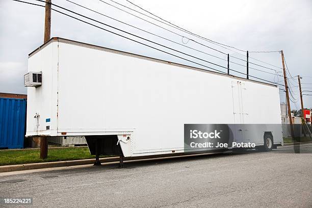 Częściowe Przyczepy - zdjęcia stockowe i więcej obrazów Bez ludzi - Bez ludzi, Biały, Ciężarówka do przewozu samochodów