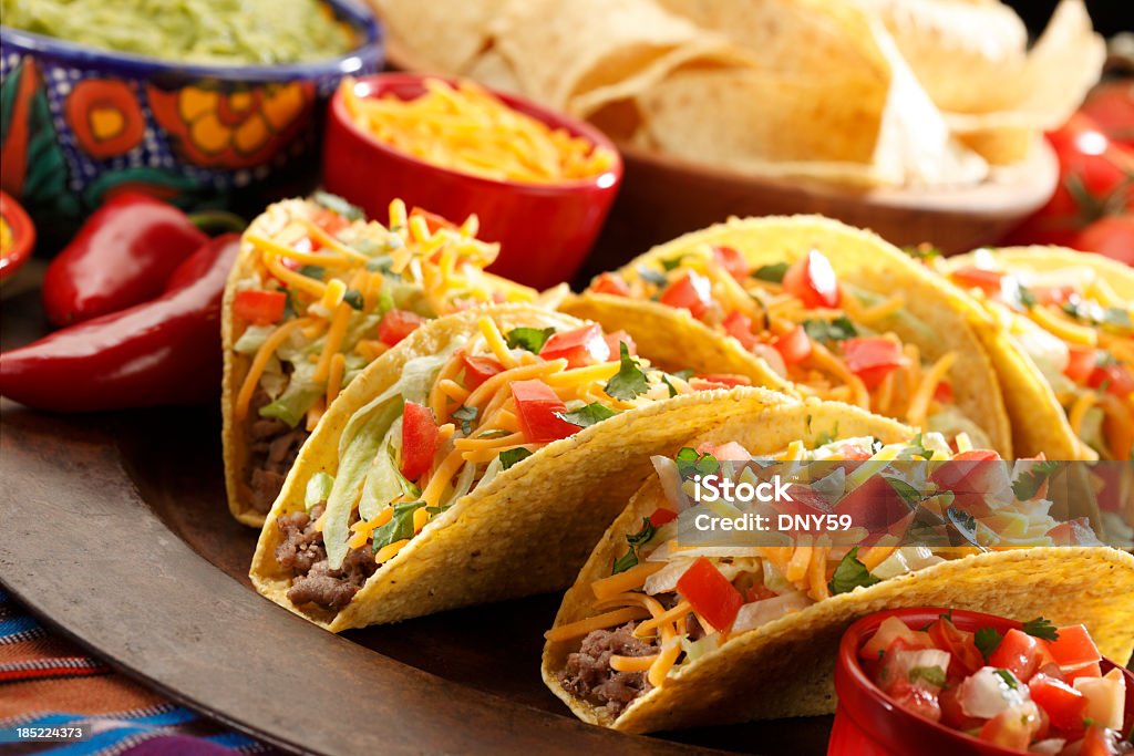 Assortiment de tacos mexicains avec toutes les garnitures nécessaires - Photo de Taco libre de droits