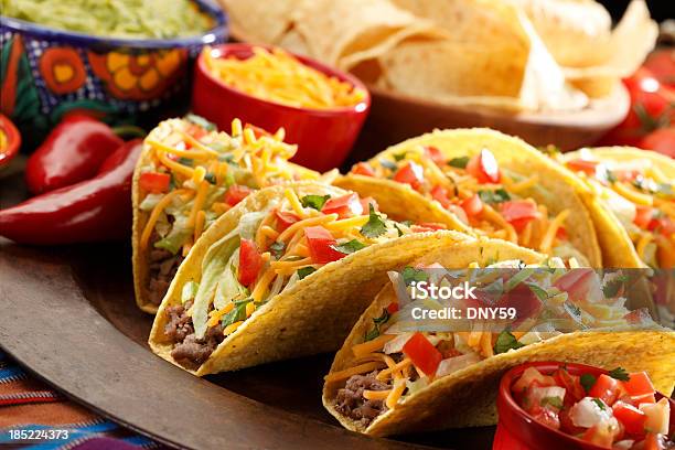 Photo libre de droit de Assortiment De Tacos Mexicains Avec Toutes Les Garnitures Nécessaires banque d'images et plus d'images libres de droit de Taco