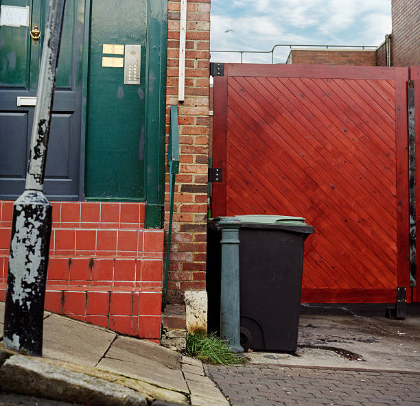 istock Urban corner with wheelie bin 185224395