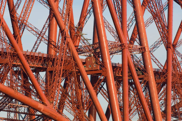 자세한 명시된 가로장 구름다리 - firth of forth rail bridge bridge edinburgh europe 뉴스 사진 이미지