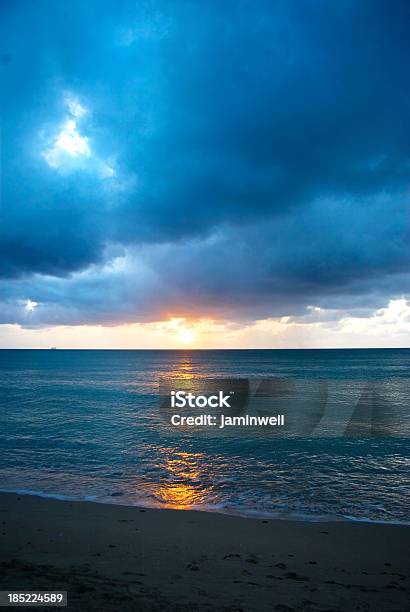 Tempesta Nuvole Al Tramonto Paesaggio Marino - Fotografie stock e altre immagini di Acqua - Acqua, Ambientazione esterna, Ambientazione tranquilla