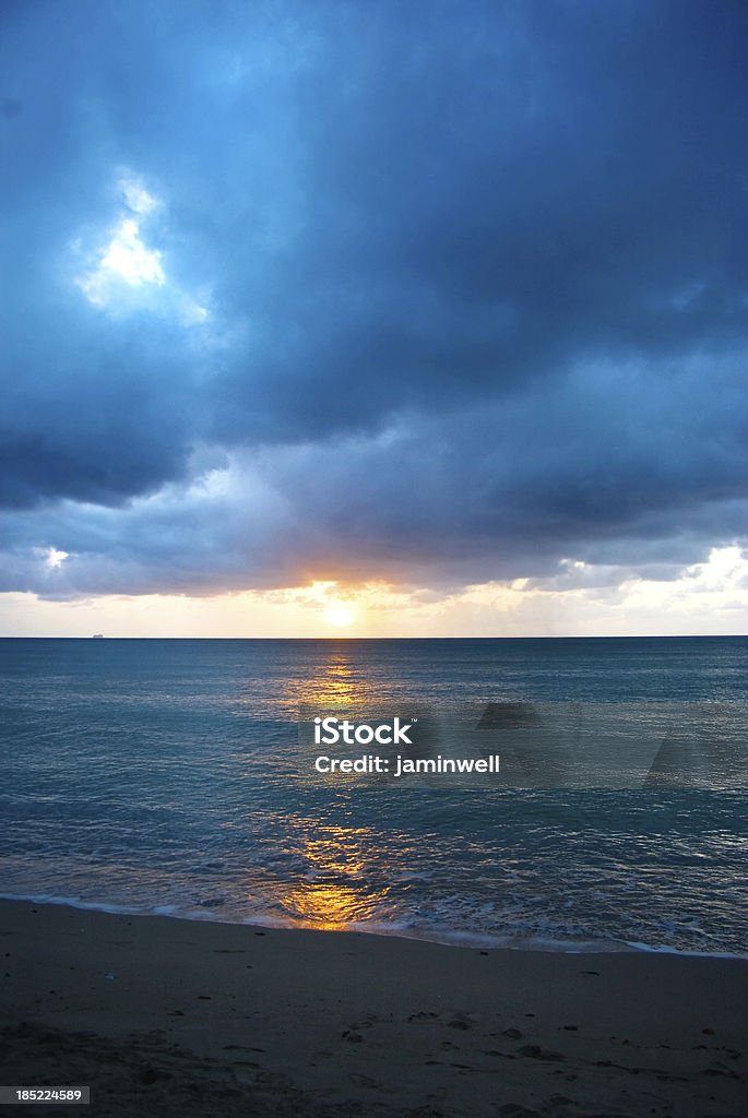 Nuvens de tempestade seascape ao pôr-do-sol - Foto de stock de Areia royalty-free