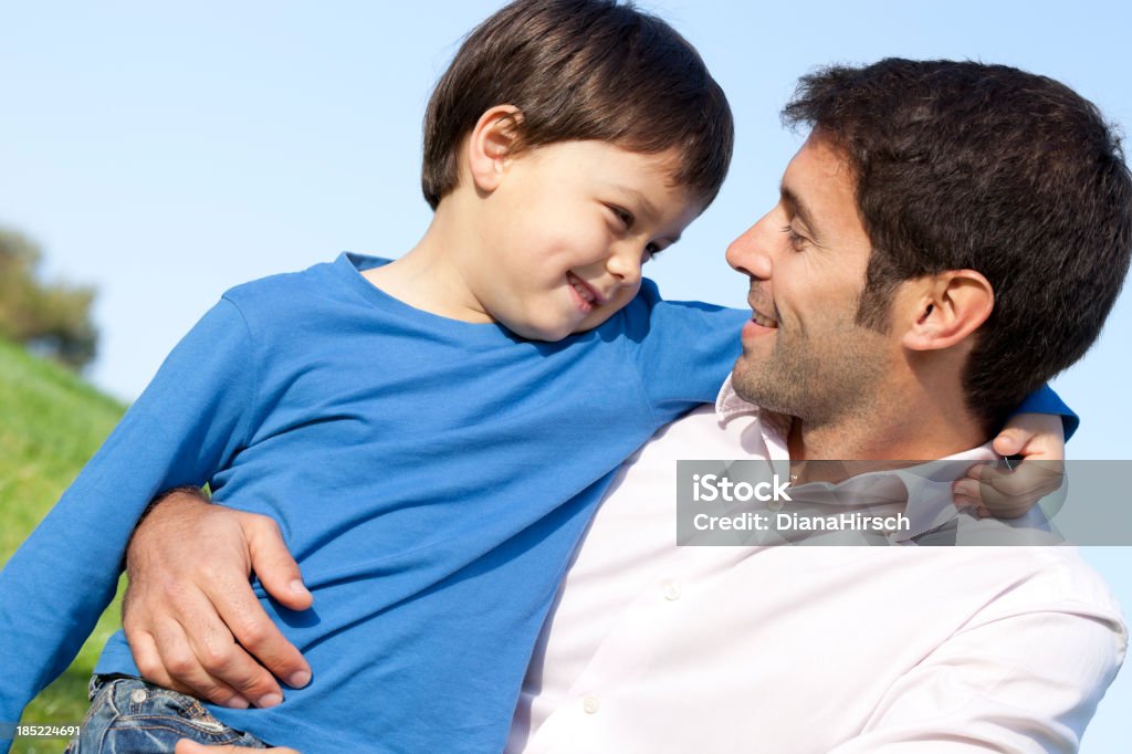 Отец и сын Обнимать - Стоковые фото 2-3 года роялти-фри