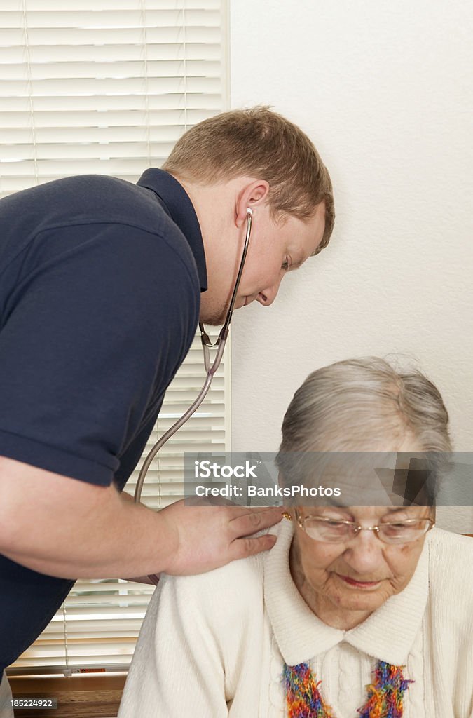 Casa personale sanitario controllo cuore di Senior paziente - Foto stock royalty-free di Accudire