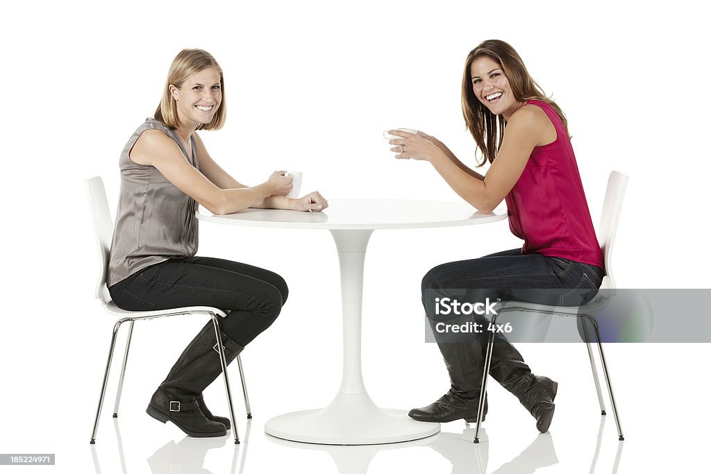 Portrait de deux femmes amis assis dans un restaurant - Photo de Boire libre de droits