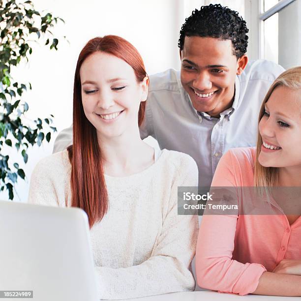 Tres Jóvenes Disfrutar De Una Computadora Portátil En Su Descanso Trabajo Foto de stock y más banco de imágenes de 20-24 años