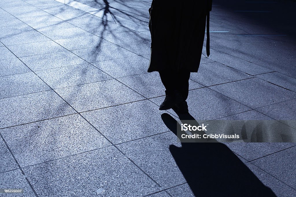 ローン old man walking ブルーの夜の影 - 年配の男性のロイヤリティフリーストックフォト