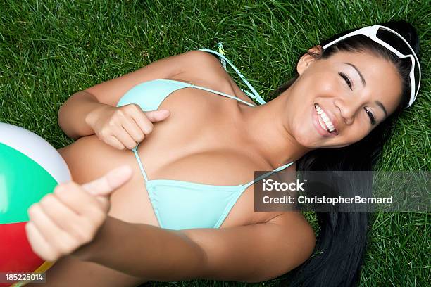 Photo libre de droit de Maillot Espagnol Beauté Avec Le Pouce Levé banque d'images et plus d'images libres de droit de Belle femme - Belle femme, Décolleté, Euphorique