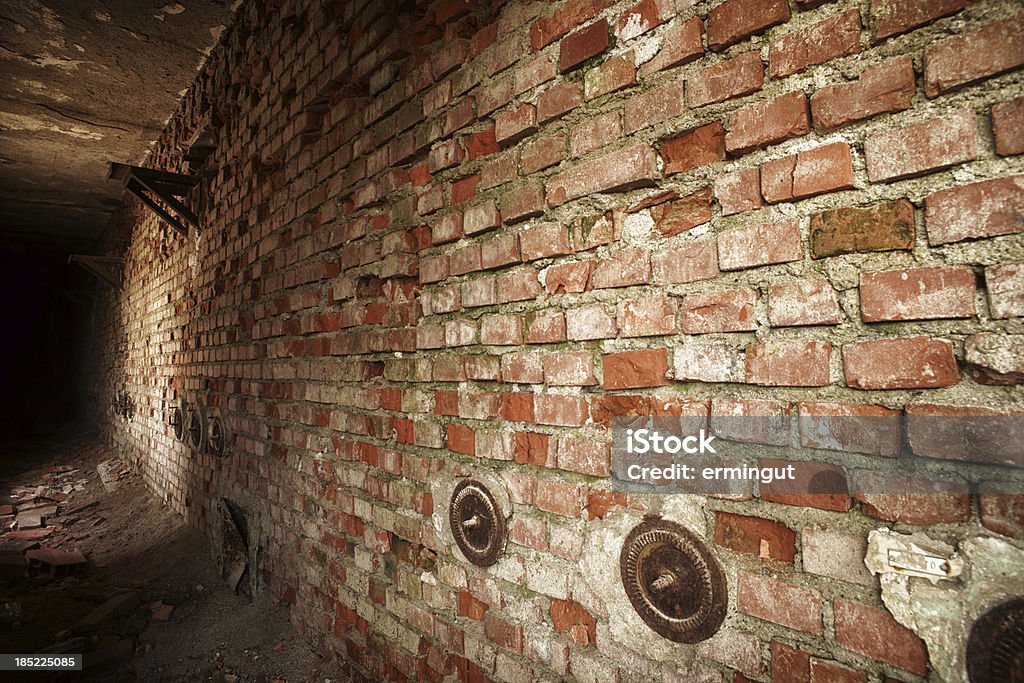 Fantasmagorie corridor se terminant dans l'obscurité - Photo de A l'abandon libre de droits