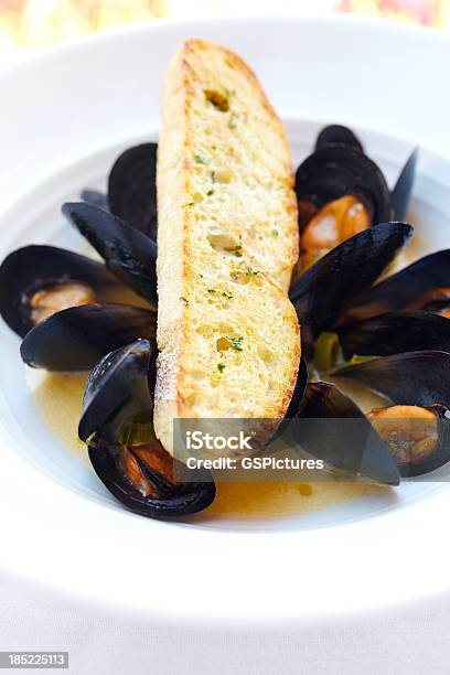 Sauteed Mięśni Angielski Groch I Parmezanem Crostini - zdjęcia stockowe i więcej obrazów Bez ludzi