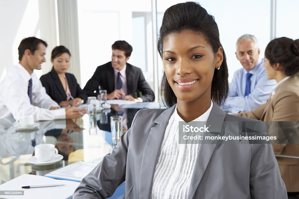 Geschäftsfrau sitzen um den Tisch im Tagungsraum - Lizenzfrei Afrikanischer Abstammung Stock-Foto
