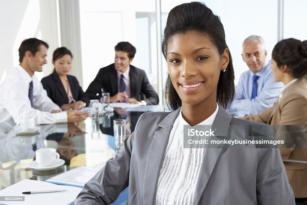 Femme d'affaires assis autour de la Table de conférence - Photo de Adulte libre de droits