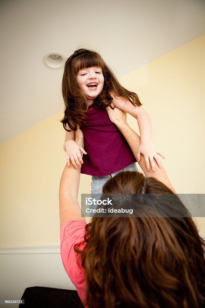 Mutter, die ihre Tochter Up in the Air - Lizenzfrei 2-3 Jahre Stock-Foto