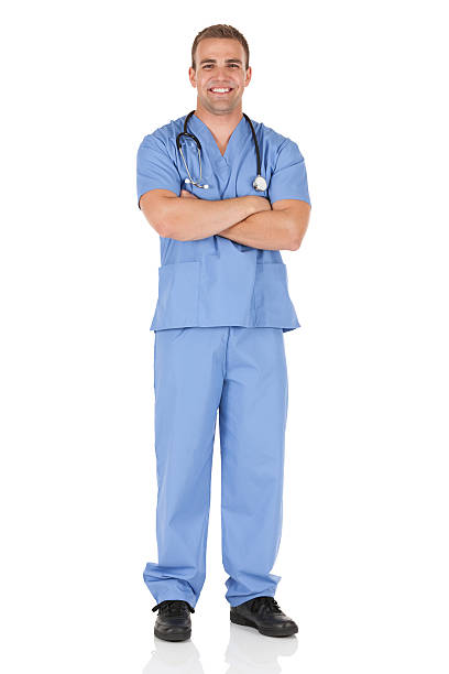 feliz enfermeira masculino em pé com os braços cruzados - nurse scrubs isolated doctor - fotografias e filmes do acervo