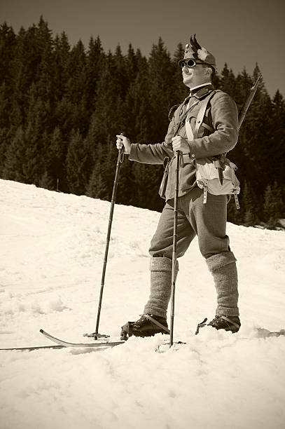 retrato de soldier esquiador - telemark skiing fotos - fotografias e filmes do acervo