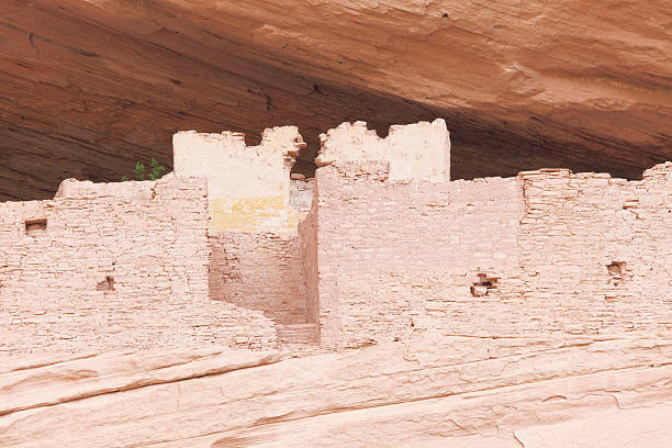 ancient Indian Navajo homes in rock at Canyon de Chelly ancient Indian Navajo settlements in rock at Canyon de Chelly chinle arizona stock pictures, royalty-free photos & images